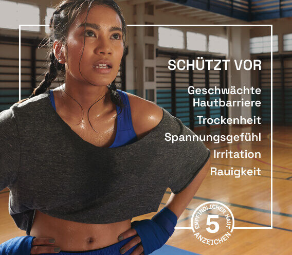 Schwitzende Boxerin, die in einer Sporthalle trainiert